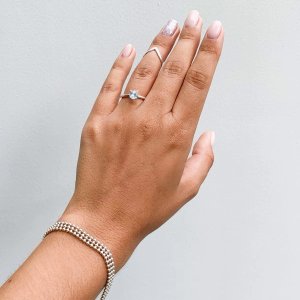 Мінімалістична каблучка з блакитним топазом