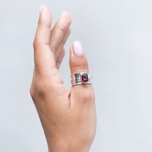 Кольцо-механизм с прямоугольным камнем (Гранат)