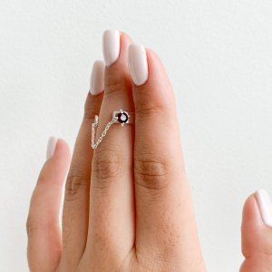 Каблучка з рухомим ланцюжком і гранатом