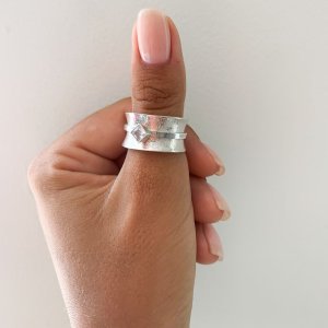 A mechanical ring with a rhombus-shaped stone